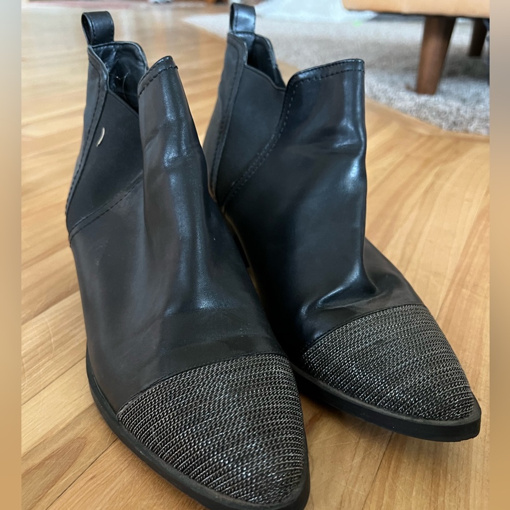 Black Booties w Chain Detailing on Toe Women’s Size 10 - Picture 2 of 4